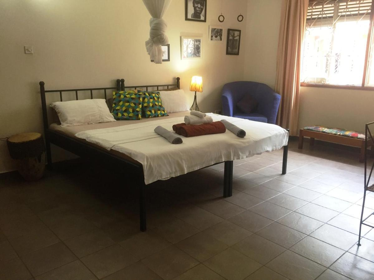 Carpe Diem Guesthouse Entebbe Exterior photo