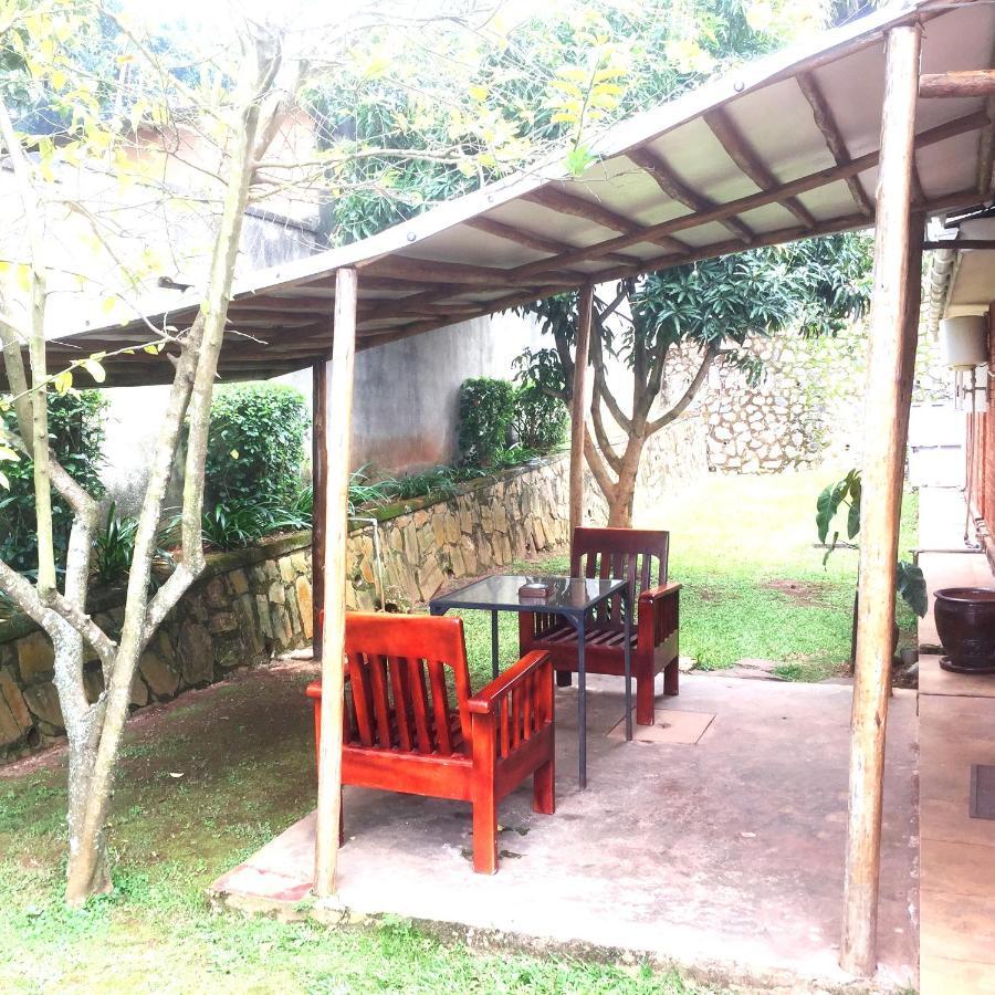 Carpe Diem Guesthouse Entebbe Exterior photo