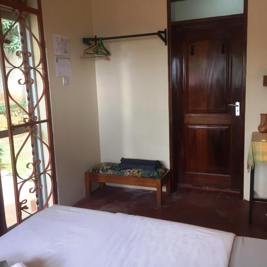 Carpe Diem Guesthouse Entebbe Exterior photo