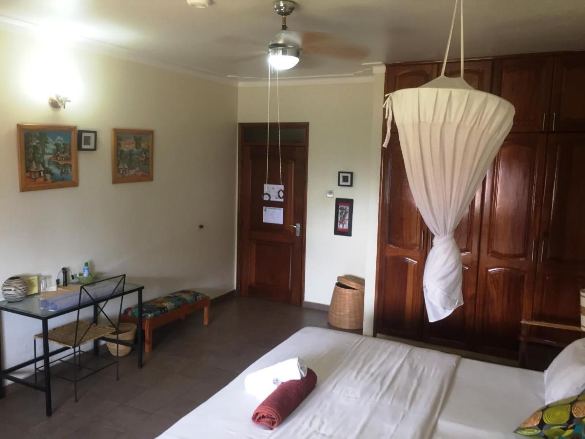 Carpe Diem Guesthouse Entebbe Exterior photo