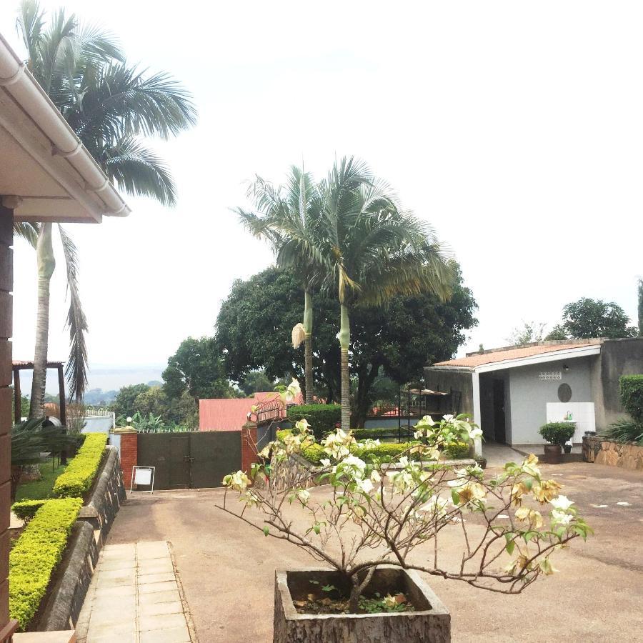 Carpe Diem Guesthouse Entebbe Exterior photo