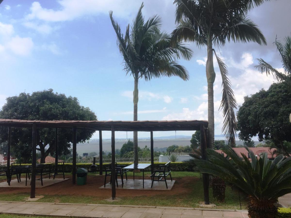 Carpe Diem Guesthouse Entebbe Exterior photo