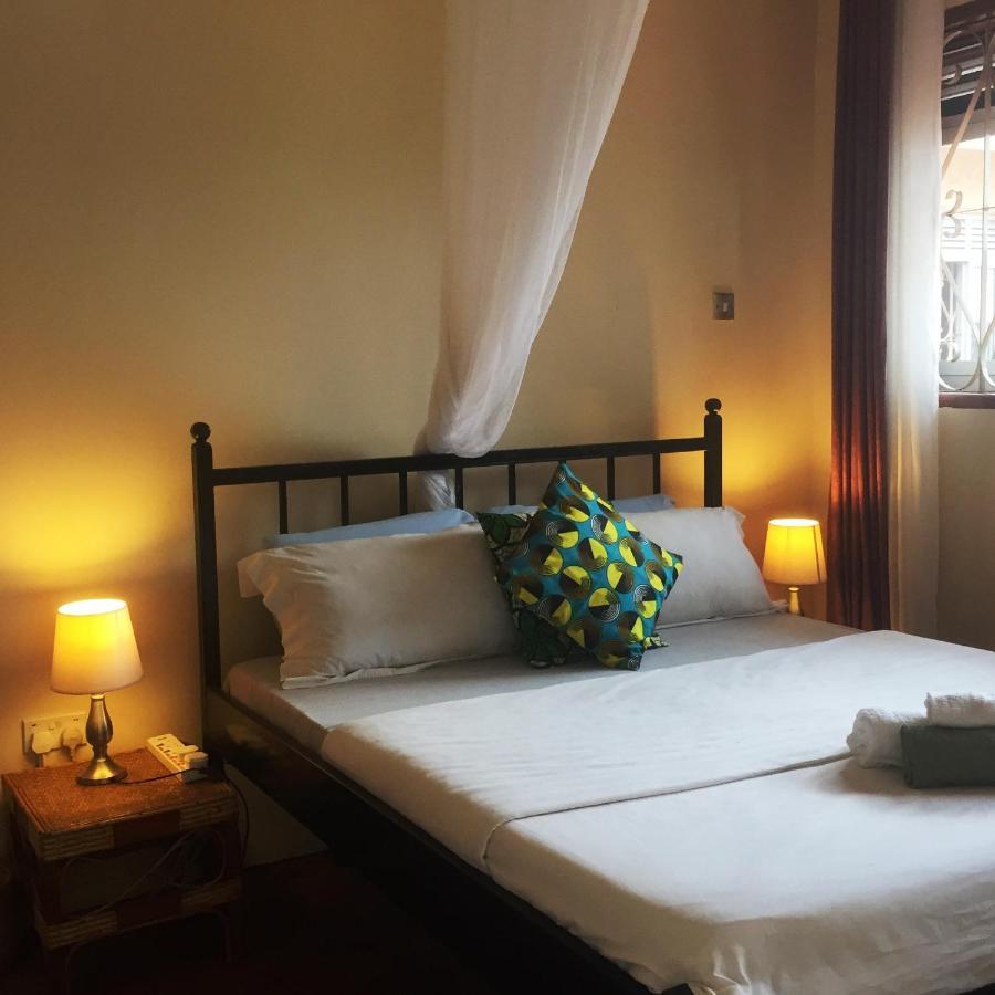 Carpe Diem Guesthouse Entebbe Exterior photo