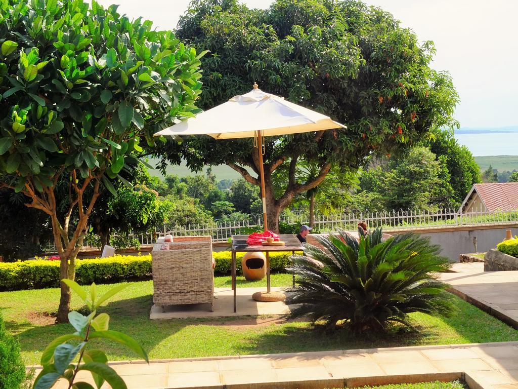 Carpe Diem Guesthouse Entebbe Exterior photo