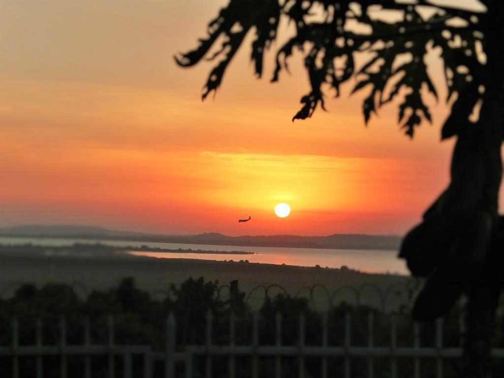 Carpe Diem Guesthouse Entebbe Exterior photo