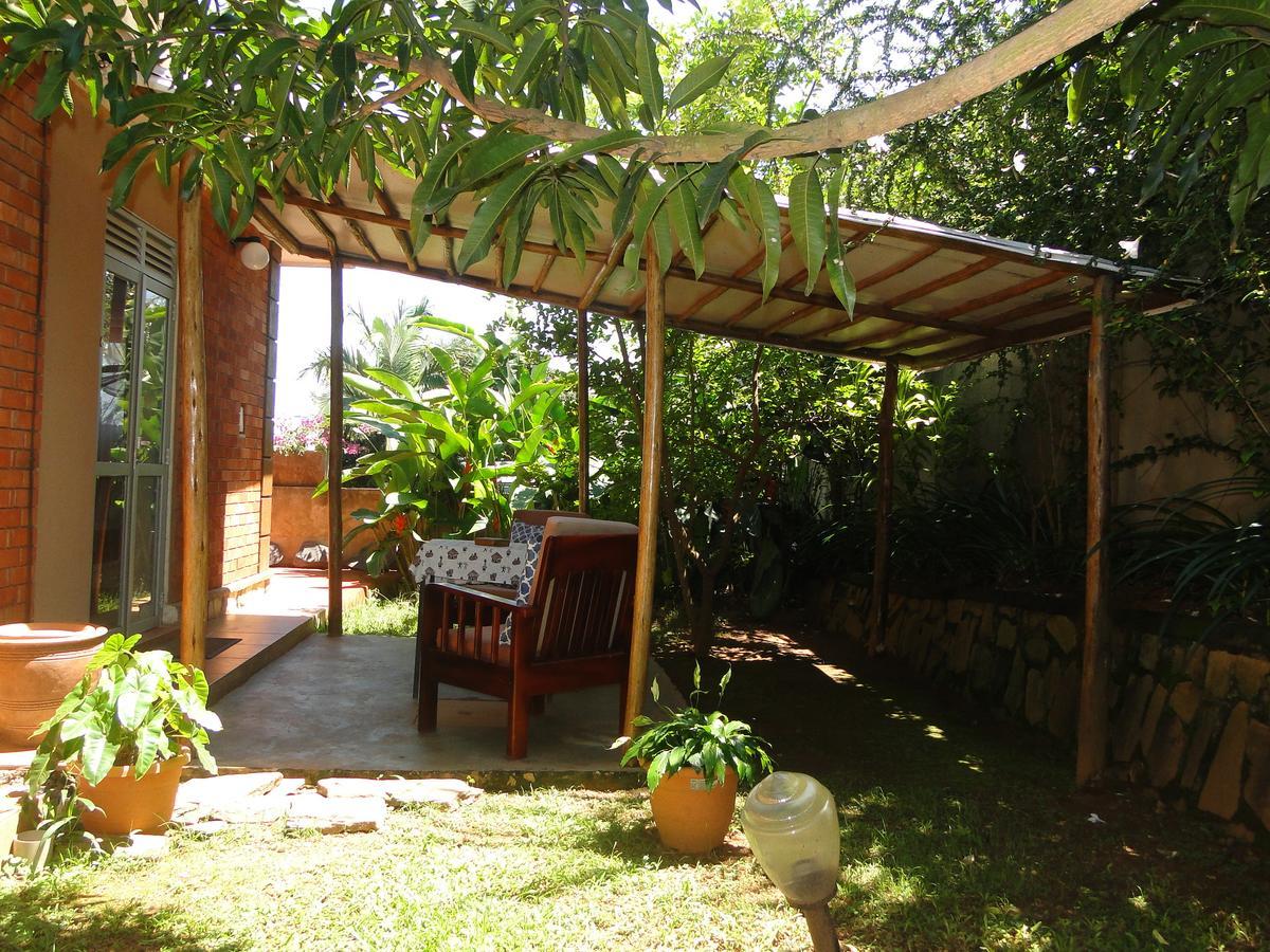 Carpe Diem Guesthouse Entebbe Exterior photo