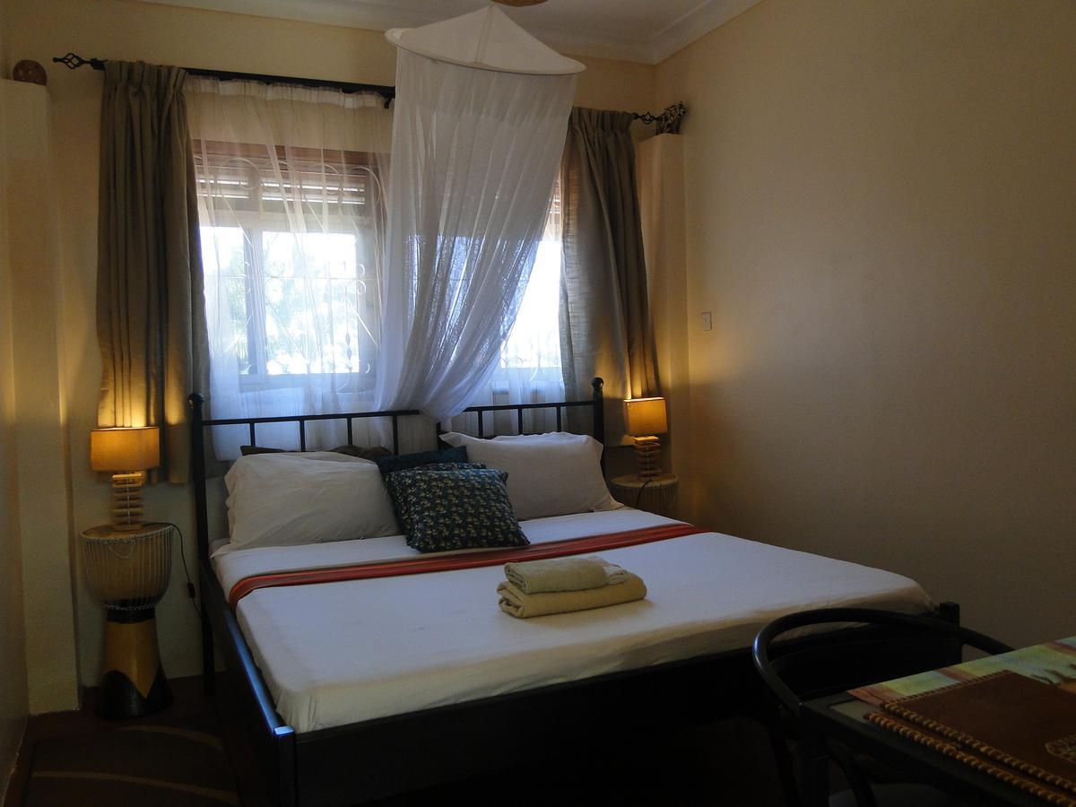 Carpe Diem Guesthouse Entebbe Exterior photo